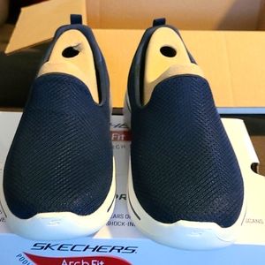 Skechers Arch Fit PODIATRIST CERTIFIED ARCH SUPPORT BRAND NEW NEVER BEEN WORN.